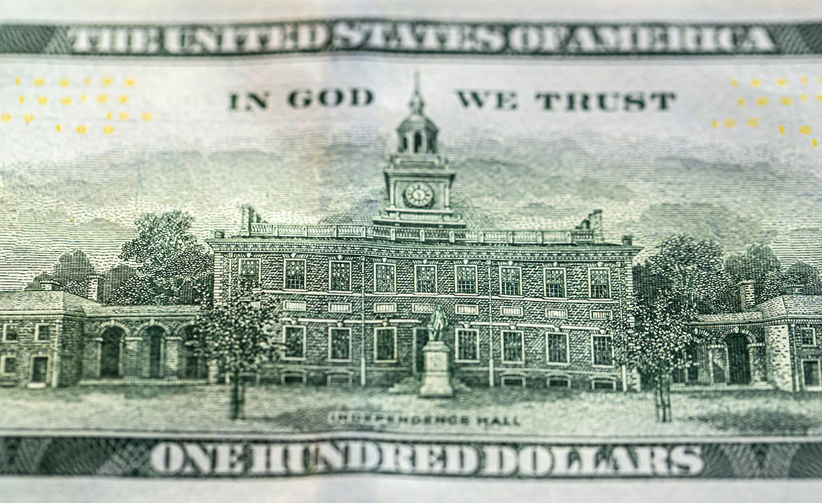 Engraving of Independence Hall in Philadelphia on the back of a US one hundred dollar bill